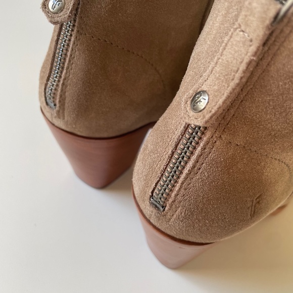 ✨FRYE✨ NWOB Cameron Suede Ankle Boot Bootie in Beige Sz US 9.5M - Picture 2 of 9